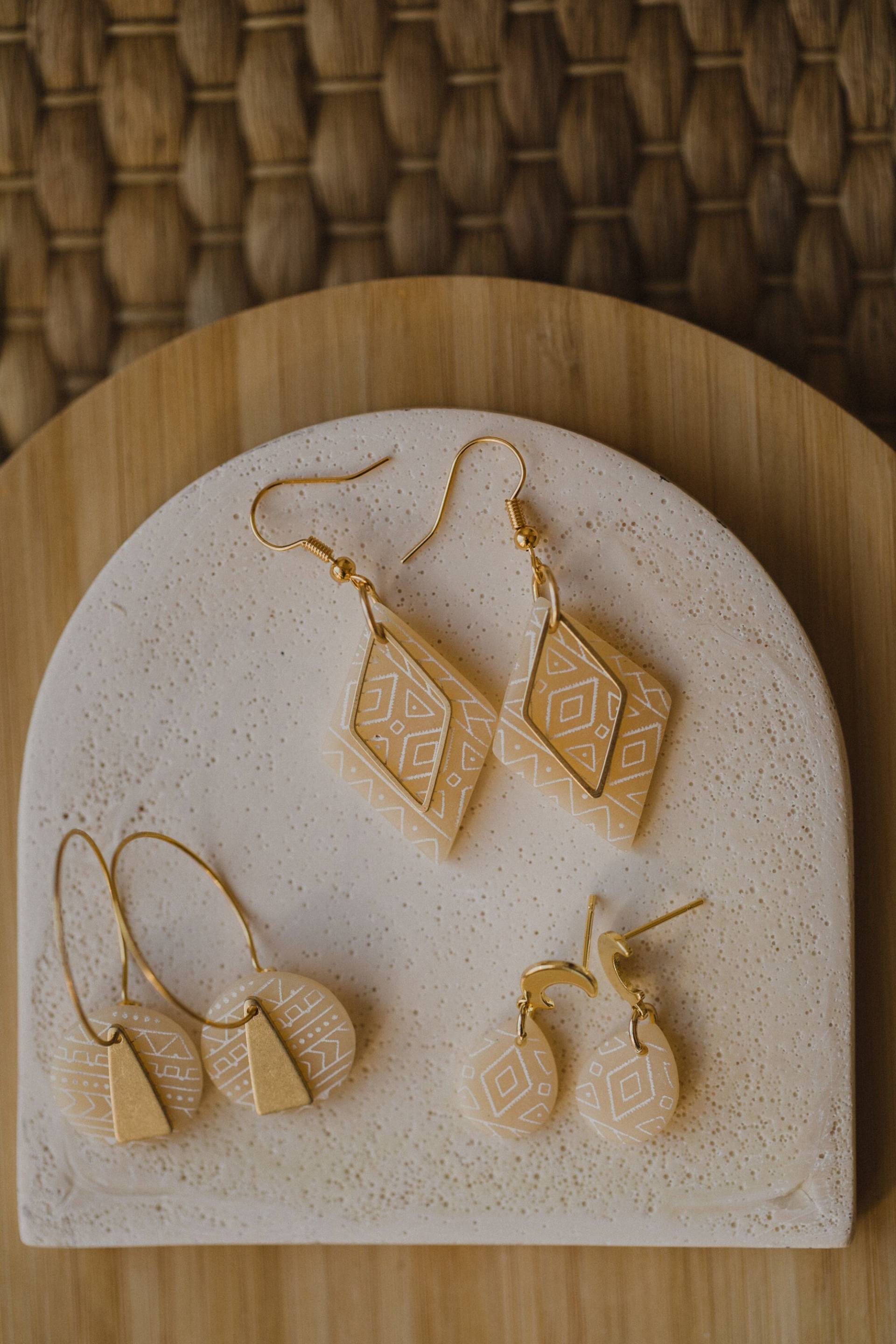 Beige Polymer Clay Ohrringe // Boho Mit Muster Azteken Ohrring Tropfenohrring von walnutandcherry