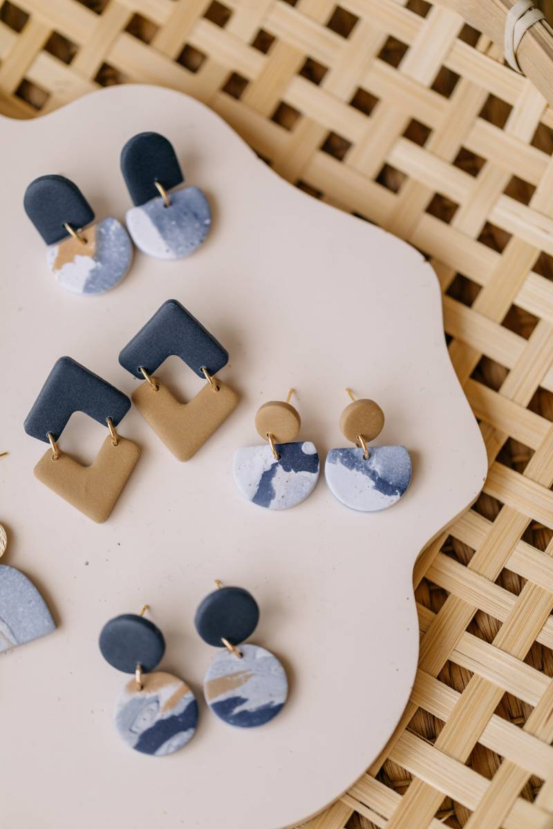 Blaue Polymer Clay Ohrringe // Blaue Beige Dunkelblaue Handgefertigt von walnutandcherry