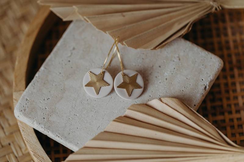 Franzi - Vanille Farbene Polymer Ton Creolen Mit Stern Anhänger I Walnut&cherry Art.nr. Wnc-55132071788878 von walnutandcherry