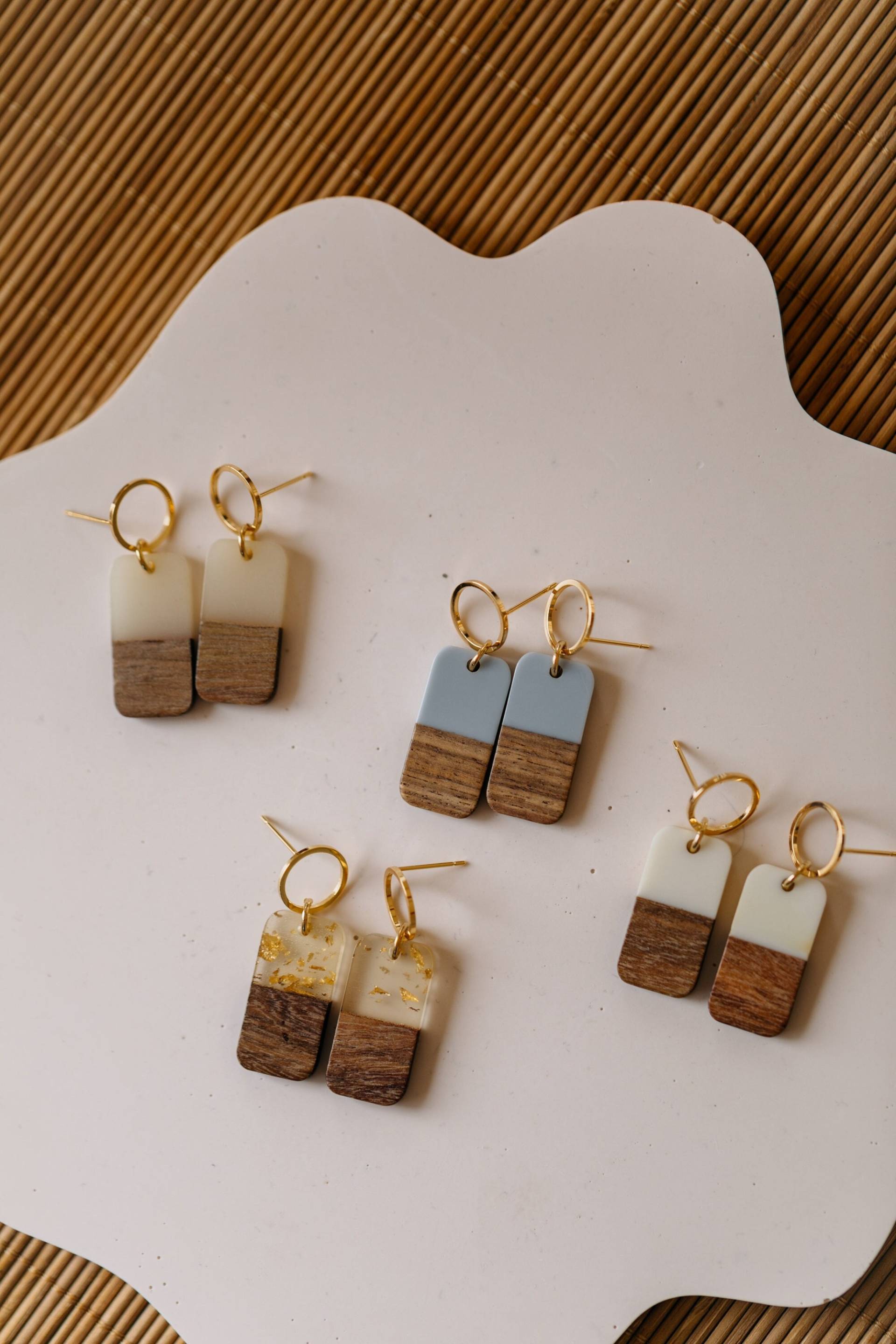 Kleine Eckige Ohrringe Mit Holz // Zweifarbige Leichte Ohrring Kleines Geschenk von walnutandcherry