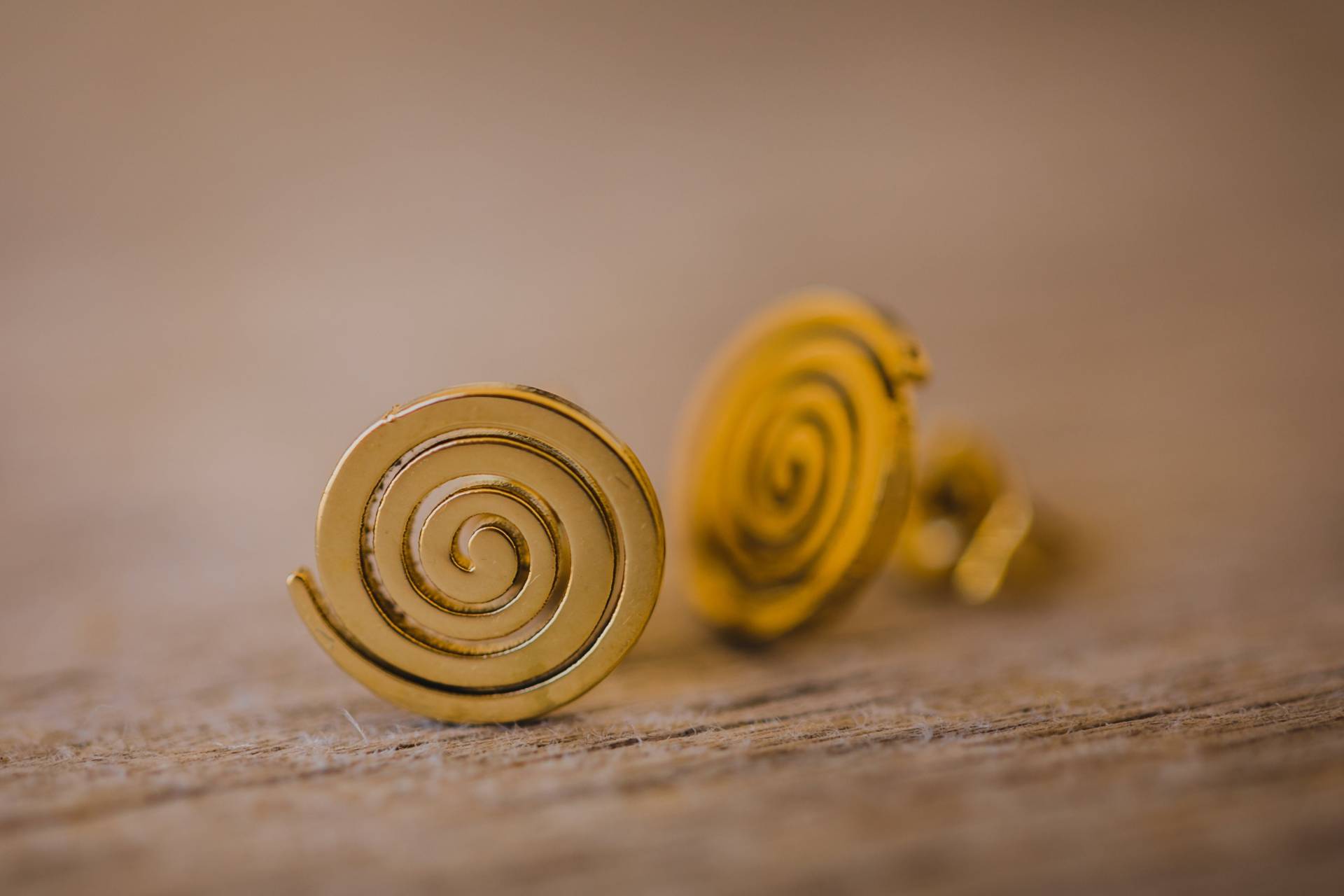 Kleiner Runder Ohrstecker Spirale // Swirl Ohrring Aus Edelstahl Geschenkidee von walnutandcherry