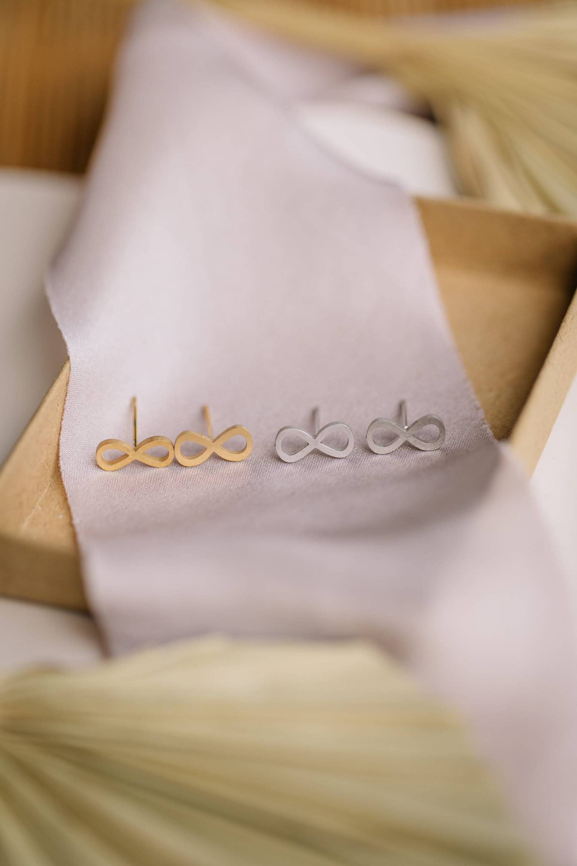 Ohrstecker Mit Infinite Design // Edelstahlohrringe in Gold Oder Silber Unendlichkeits-Zeichen Kleine Filigrane Ohrringe Infinity von walnutandcherry