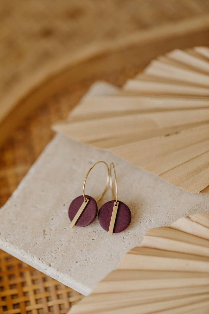 Ravi - Runde Polymer Ton Creolen Mit Langem Messing Anhänger in Merlot I Walnut&cherry Art.nr. Wnc-55085305332046 von walnutandcherry