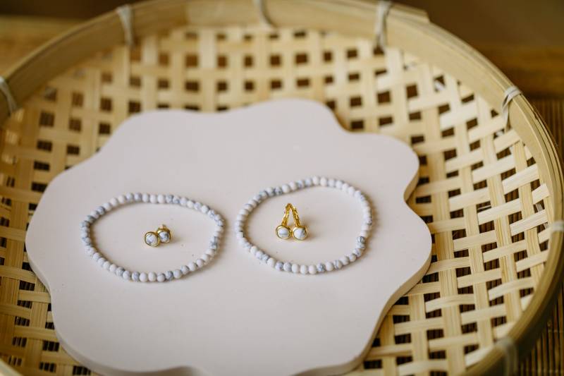 Schmuckset Perlenarmband & Ohrringe // Mit Howlith Perlen in Weiß, Grau Geschenke Set Schmuck Edelsteinschmuck von walnutandcherry