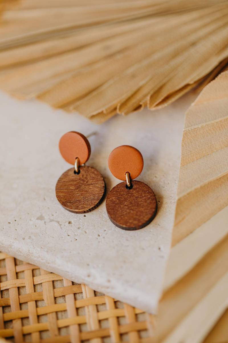 Polymer Clay Ohrringe// Zimtfarbene Ton Ohrringe Mit Rundem Holz Anhänger // Orangene Holzanhänger von walnutandcherry