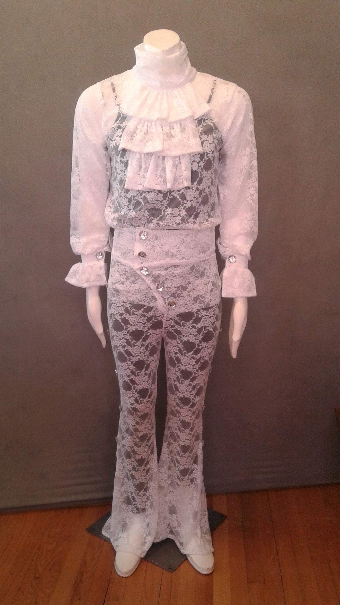 Made To Order Alle Weißen Spitze Kostüm Für Männer von wandacobarcostumes