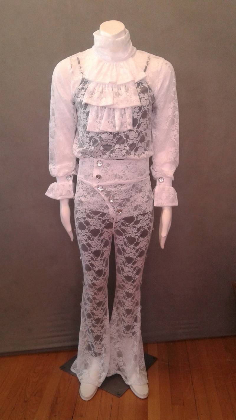 Made To Order Alle Weißen Spitze Kostüm Für Männer von wandacobarcostumes