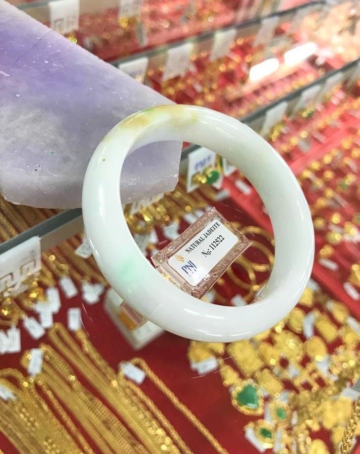 Durchscheinenden Weiß Grün, Honig Jadeit Jade Weinlese-Armreif 54, 7 Mm von wandajewelry2013