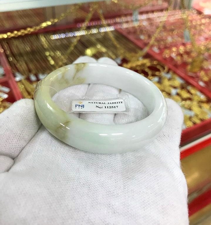 Durchscheinenden Weiß Grün, Honig Jadeit Jade Weinlese-Armreif 54, 7 Mm von wandajewelry2013