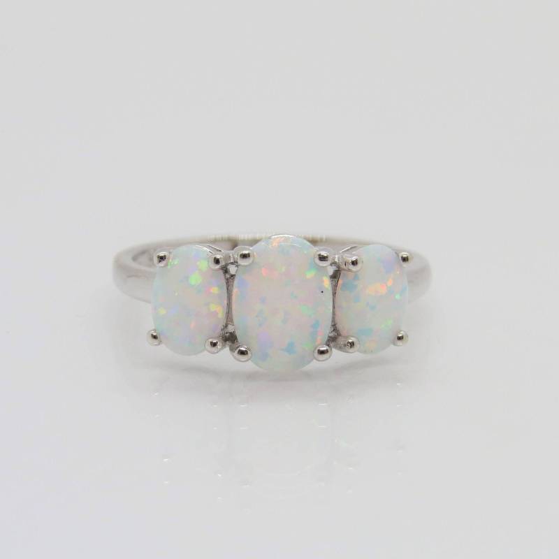 Sterling Silber Weißer Opal Drei Stein Ring Größe 6 von wandajewelry2013