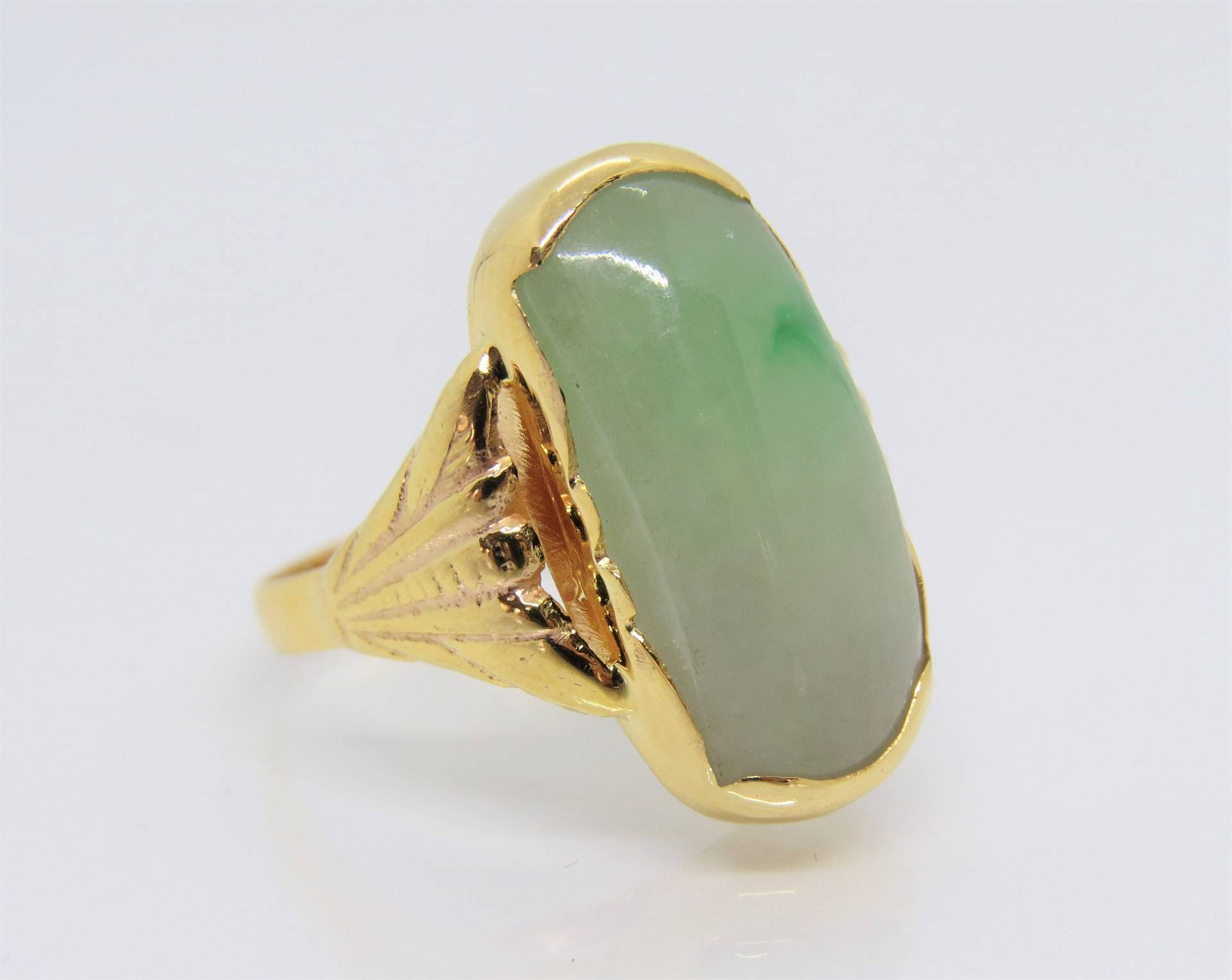 Vintage 18K Massiver Gelbgold-Jadeit-Jade-Ring in Sattelgrün, Weiß Und Helllavendel, Größe 8, 5 von wandajewelry2013