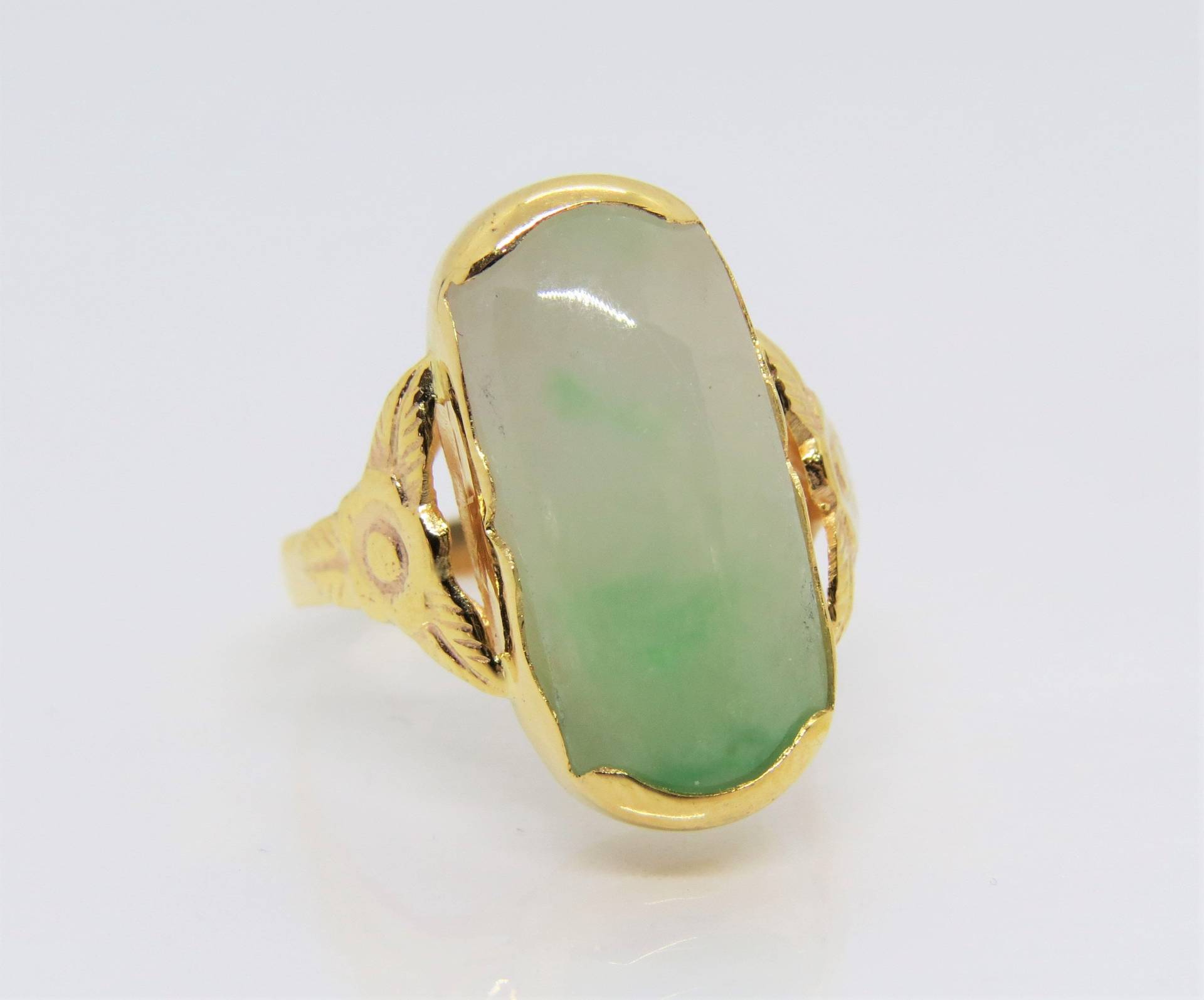 Vintage 18K Massives Gelbgold Sattelgrün, Weißer Jadeit Jade Ring Größe 8 von wandajewelry2013