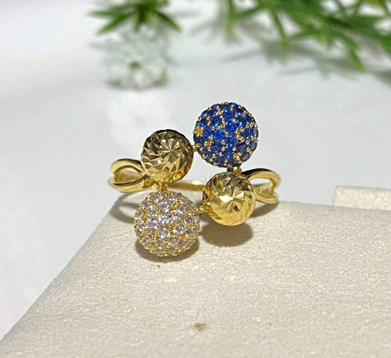 Vintage 18K Solid Gelb Gold Blau Saphir, Weiß Topas Kugeln Ring Größe 7 Vintage 18K Solid Gelb Gold Blau Saphir, Weiß Topas Kugeln Ring Größe 7 von wandajewelry2013