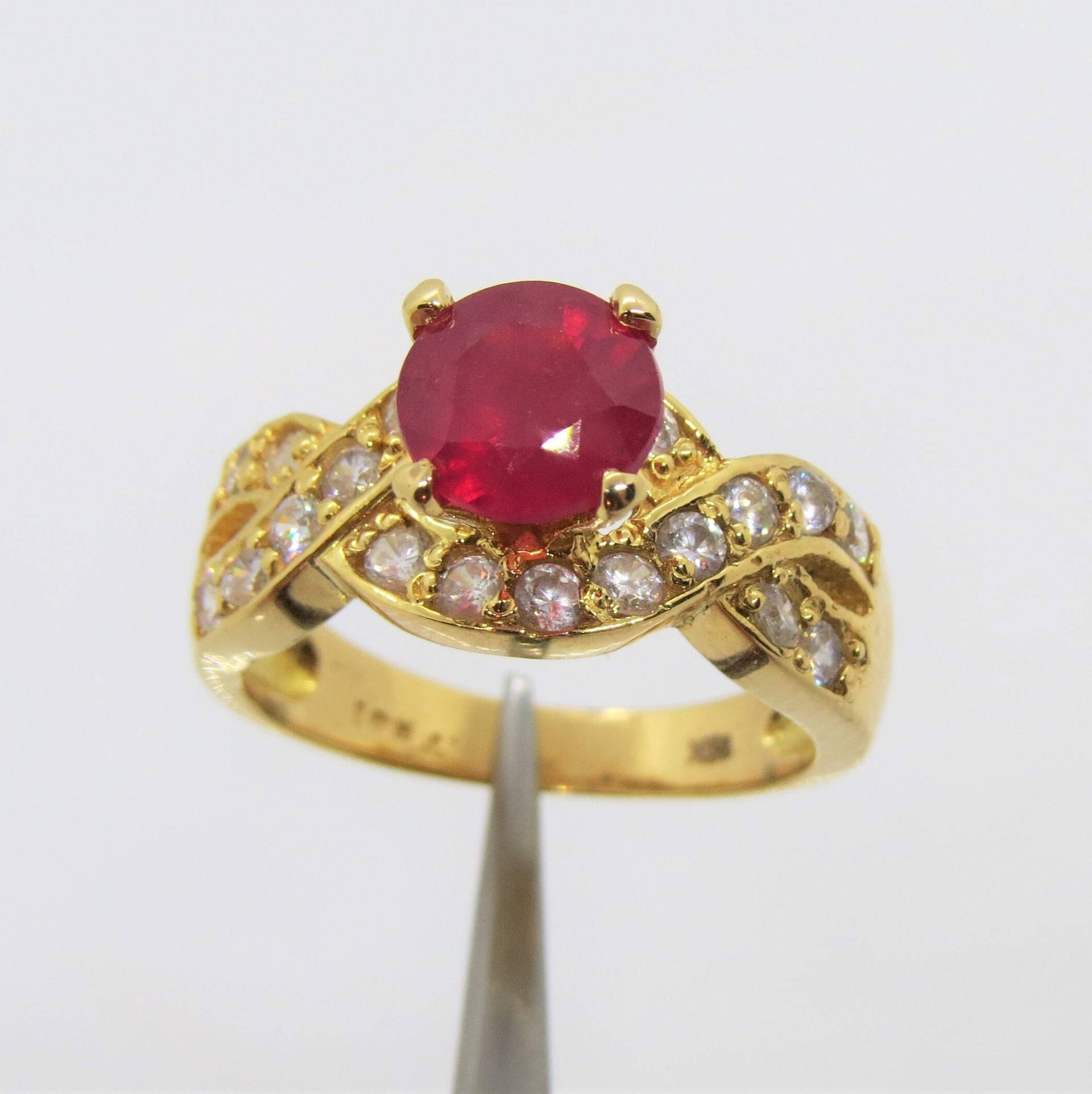 Vintage 18K Solid Gelb Gold Natürliche Rubin & Weißer Topas Ring Größe 7 von wandajewelry2013