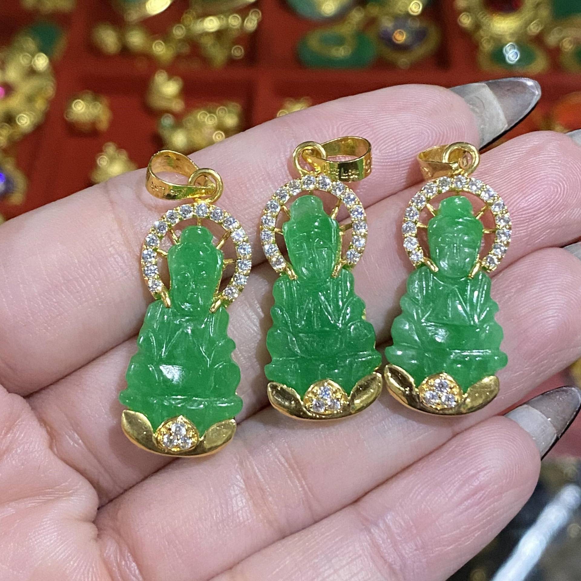 Vintage 18K Solid Gold Grün Jadeit Jade Quan Yin, Kwan Yin Buddha Anhänger von wandajewelry2013