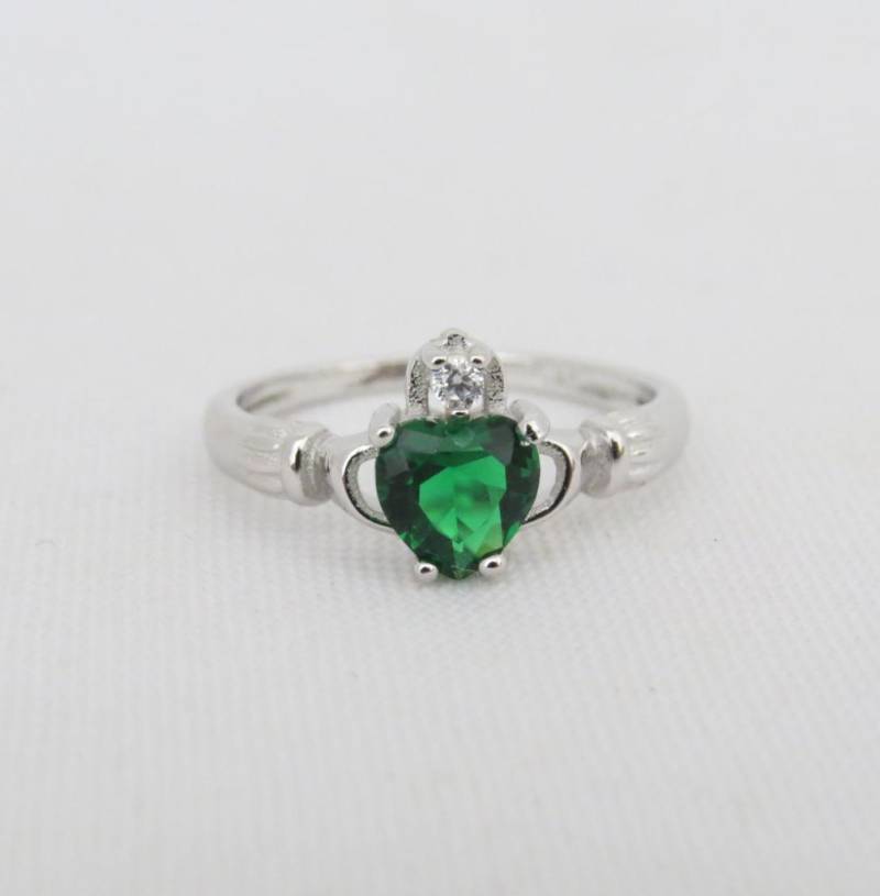 Vintage Claddagh Sterling Silber Smaragd & Weißer Topas Ring Größe 7 Vintage Claddagh Sterling Silber Smaragd & Weißer Topas Ring Größe 7 von wandajewelry2013