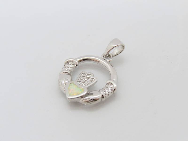 Vintage Claddagh Sterling Silber Weißer Opal Anhänger von wandajewelry2013