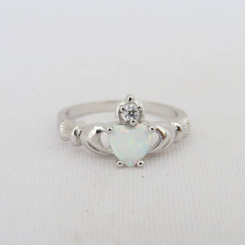Vintage Claddagh Sterling Silber Weißer Opal & Topas Ring Größe 5 von wandajewelry2013