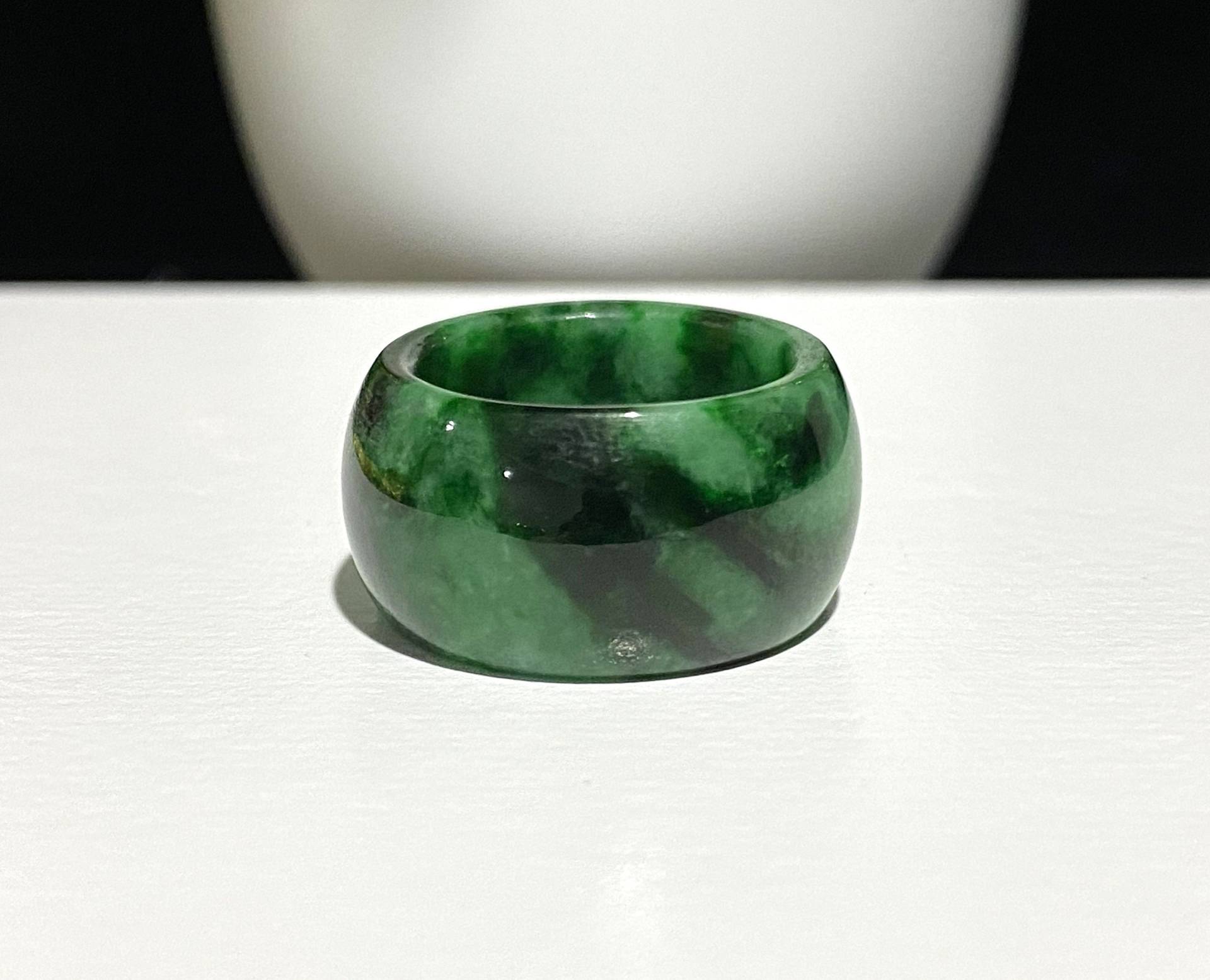 Vintage Natürlicher Grün, Schwarzer Jadeit Jade Band Ring Größe 5 von wandajewelry2013