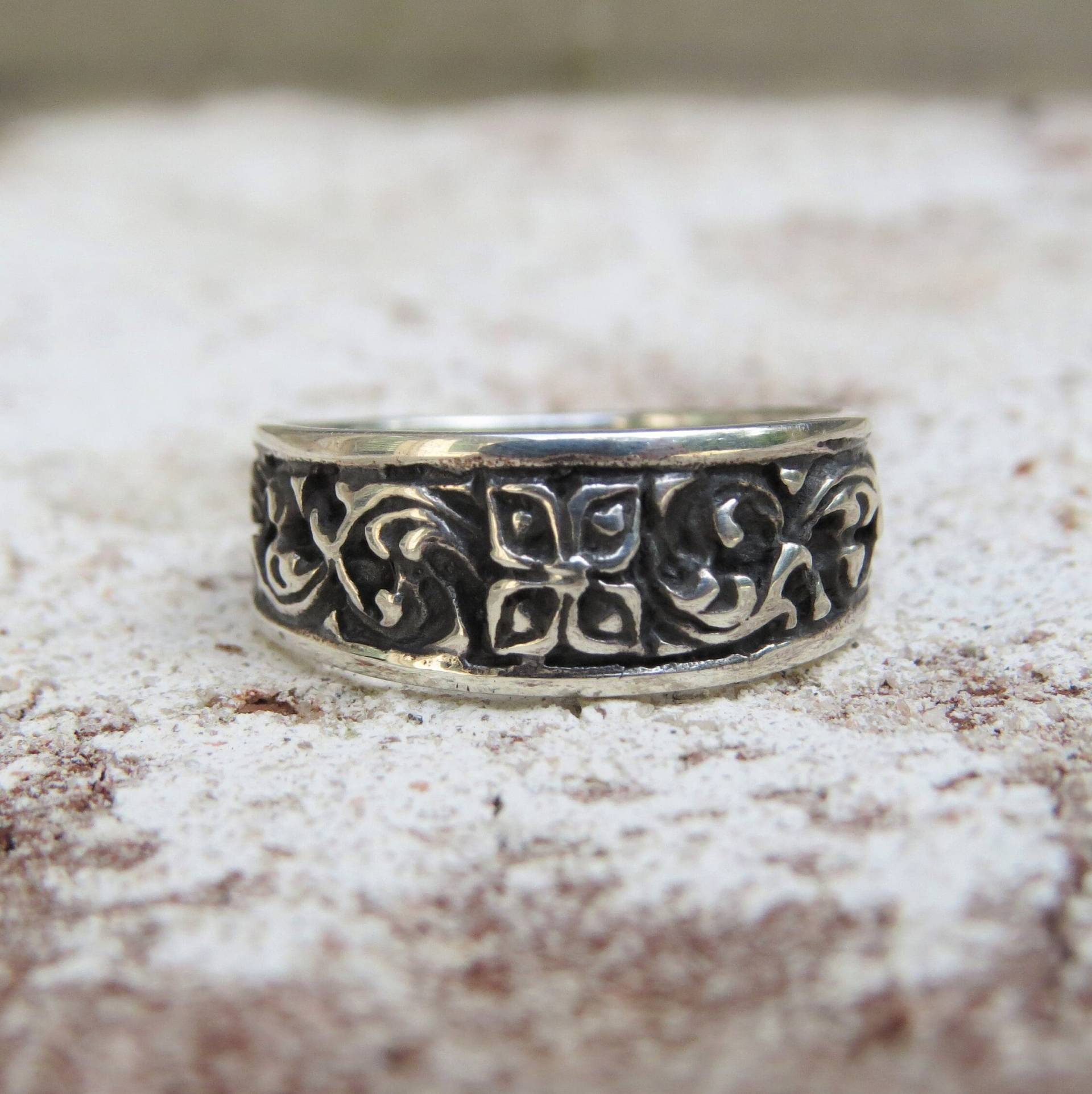 Vintage Sterling Silber Floral Geschnitzter Bandring von wandajewelry2013