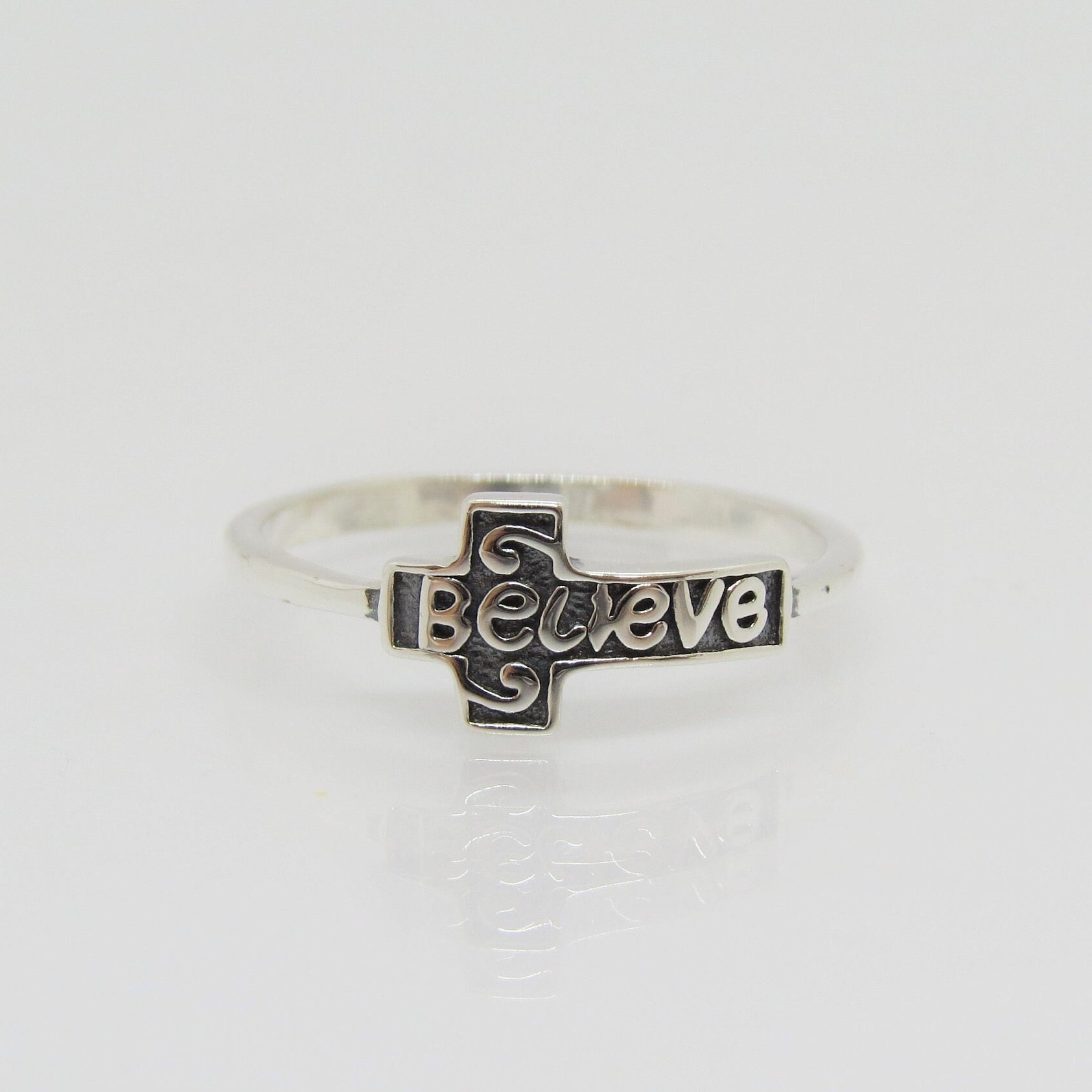 Vintage Sterling Silber Geschnitzt Believe Kreuz Ring Größe 7 von wandajewelry2013