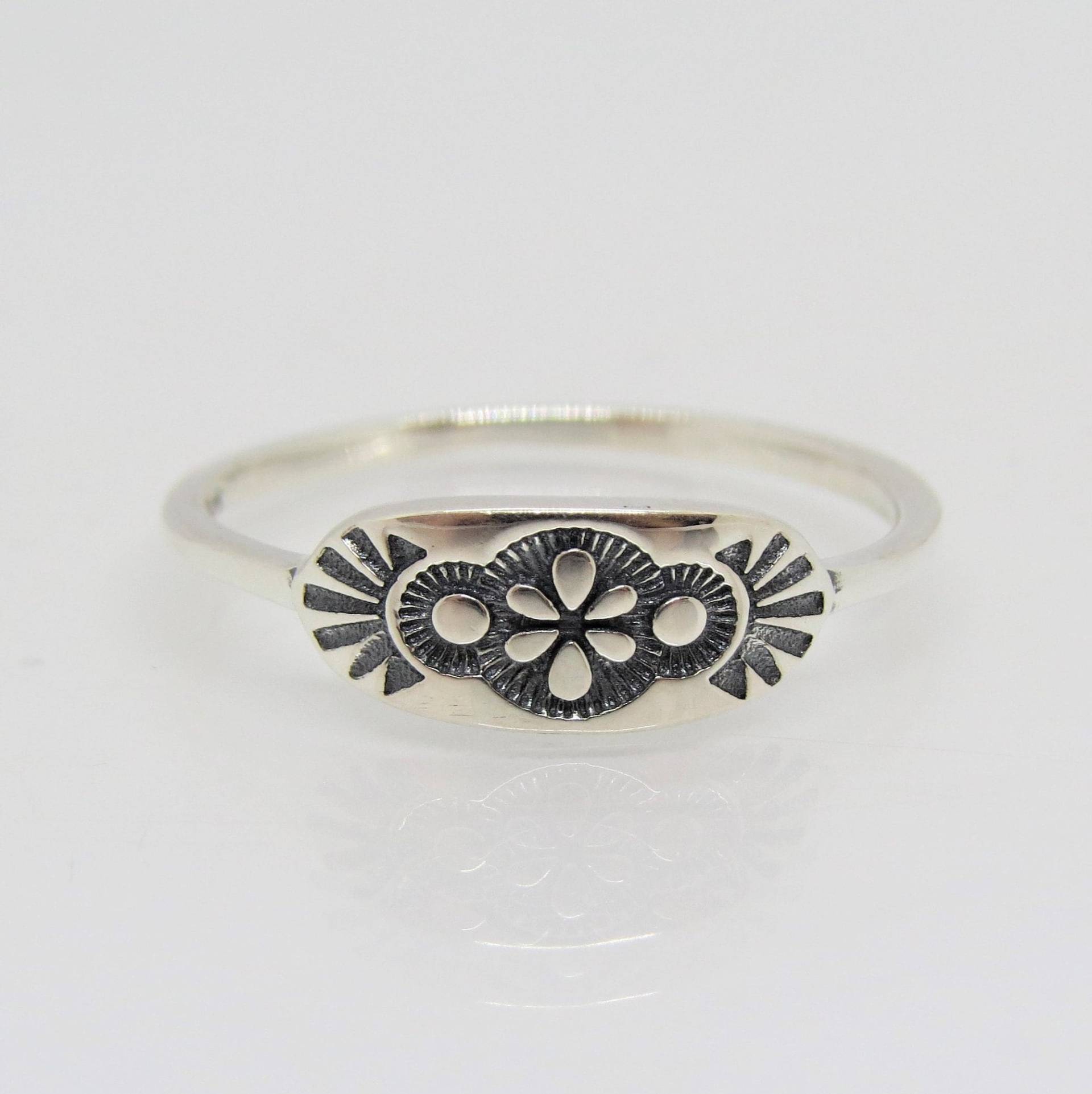 sterling Silber Geschnitzte Blume Dünne Bandring Größe 8 von wandajewelry2013