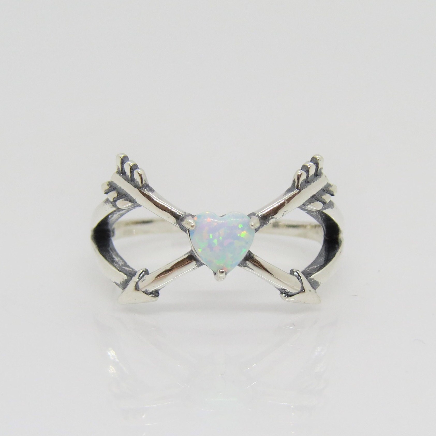 Vintage Sterling Silber Herz Weiß Opal Pfeile Ring von wandajewelry2013