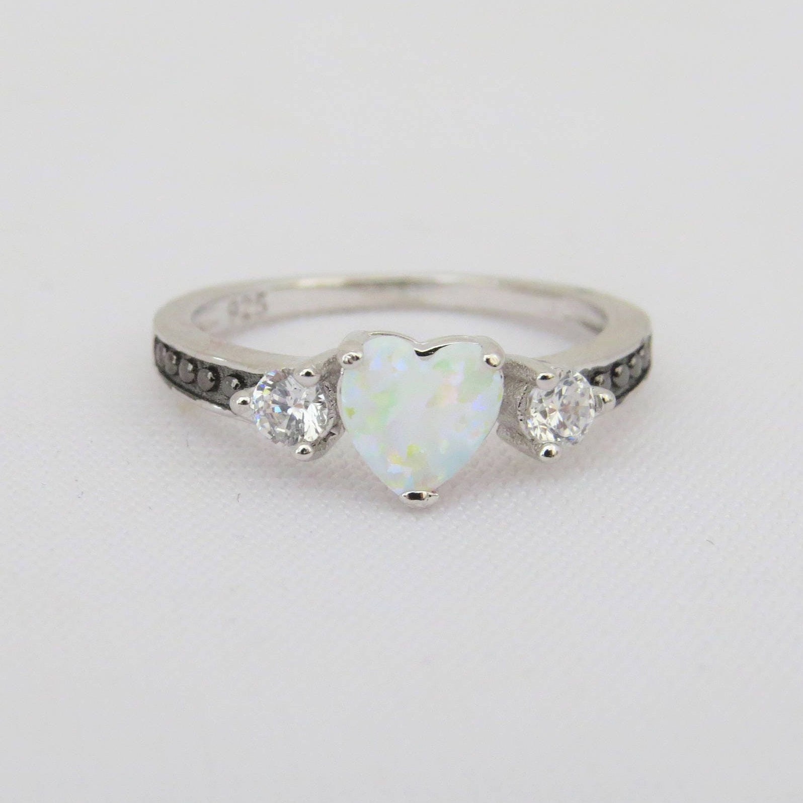 Vintage Sterling Silber Herz Weißer Opal & Topas Ring Größe 8 von wandajewelry2013