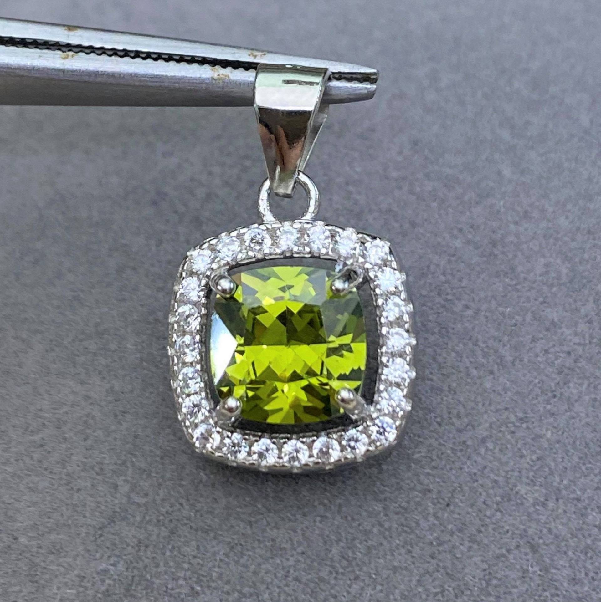 Vintage Sterling Silber Kissen Peridot & Weißer Topas Halo Anhänger von wandajewelry2013