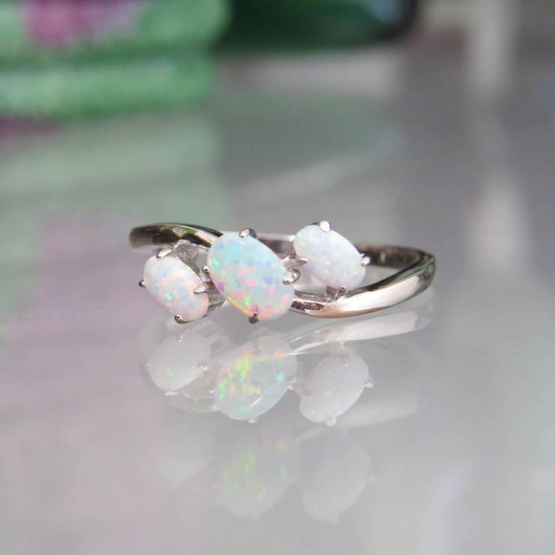 Vintage Sterling Silber Oval Weißer Opal Drei Stein Ring Größe 7 von wandajewelry2013