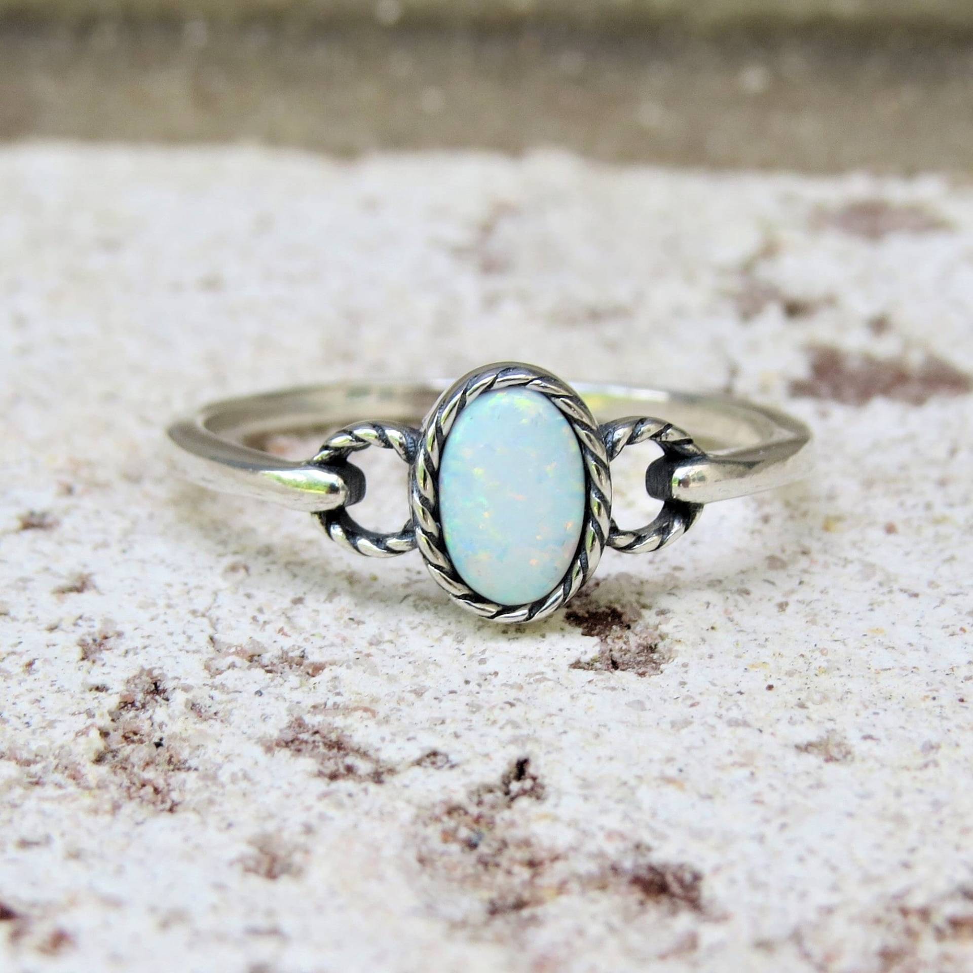Vintage Sterling Silber Oval Weißer Opal Ring von wandajewelry2013