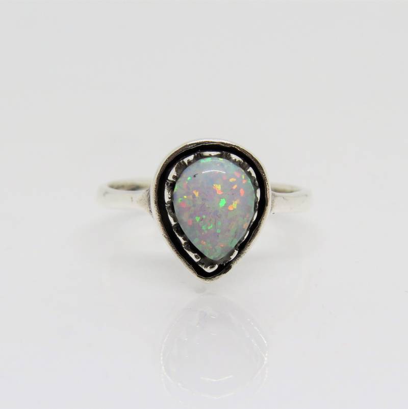 Vintage Sterling Silber Pear Cut Weißer Opal Ring Größe 7 von wandajewelry2013