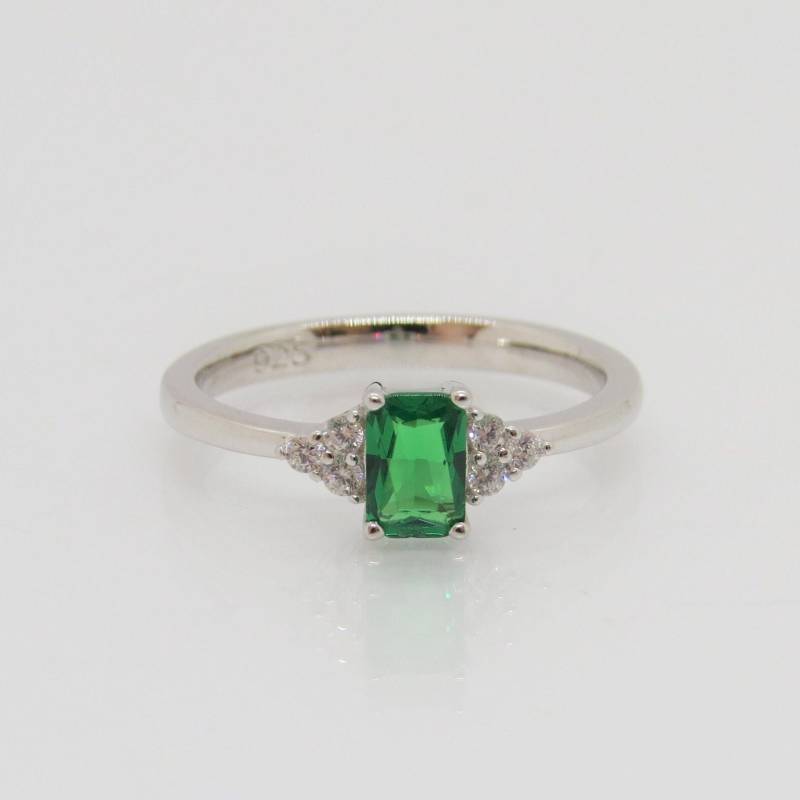 Vintage Sterling Silber Radiant Cut Smaragd & Weißer Topas Ring Größe 23 von wandajewelry2013