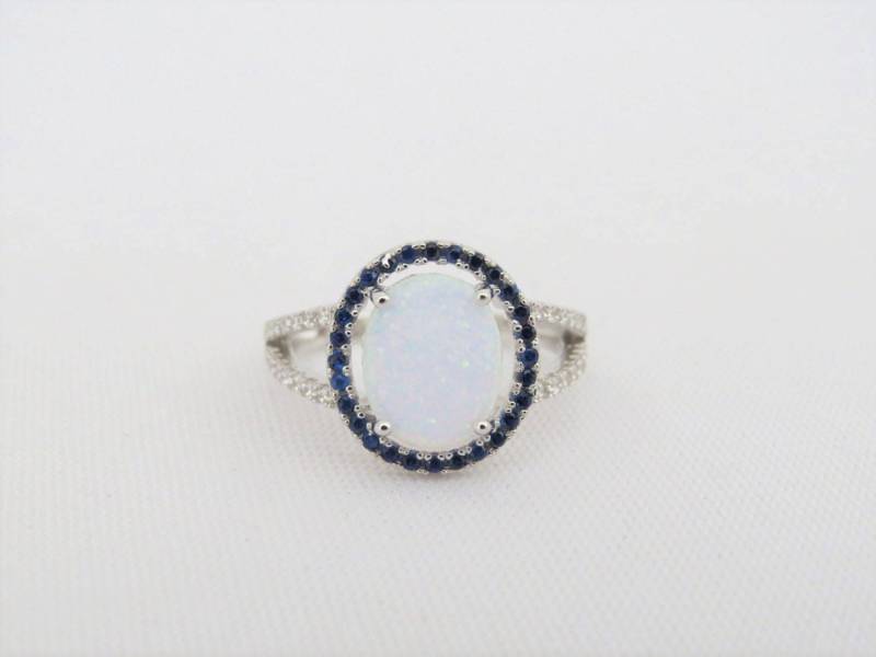 Vintage Sterling Silber Ring Mit Weißer Opal, Blauer Saphir & Topas Halo Größe 7 Vintage Sterling Silber Ring Mit Weißer Opal, Blauer Saphir & Topas Halo Größe 7 von wandajewelry2013