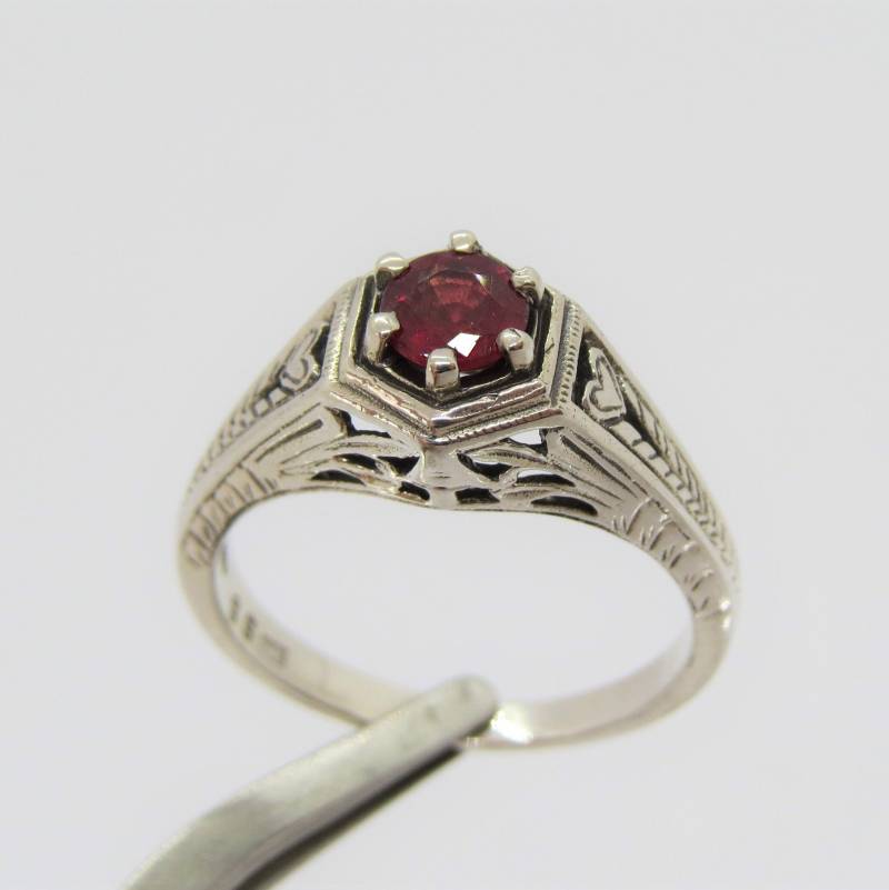 Vintage Sterling Silber Rubin Geschnitzt Filigraner Ring Größe 6, 7, 8 von wandajewelry2013