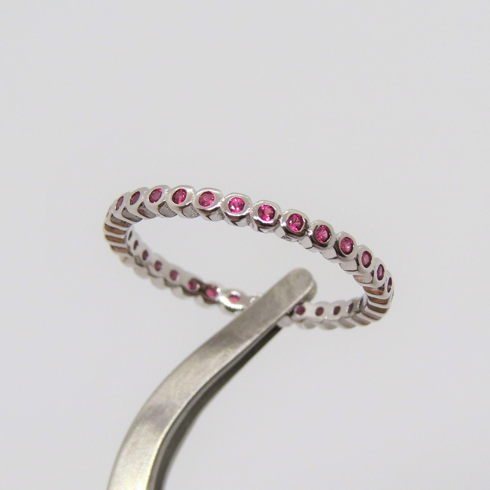 Vintage Sterling Silber Rund Rubin Eternity Bandring Größe 5 von wandajewelry2013