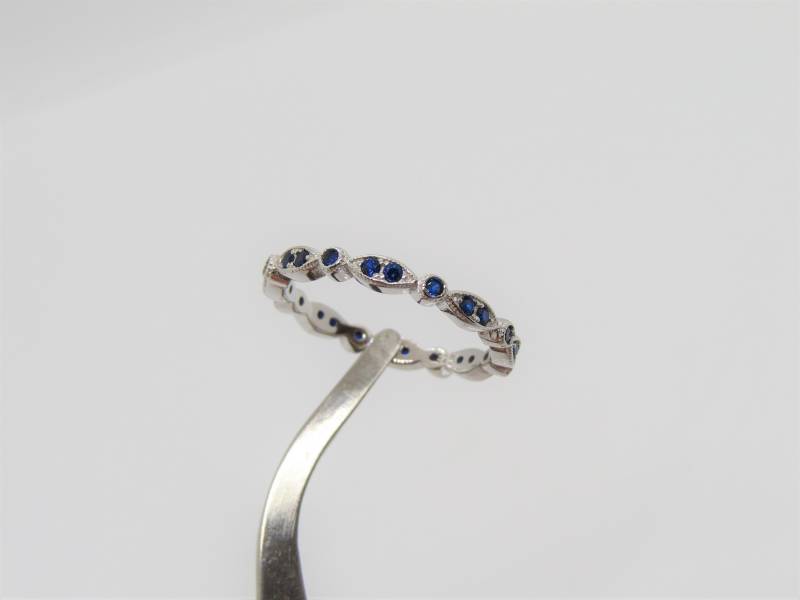 Vintage Sterling Silber Rundschliff Blauer Saphir Eternity Bandring Größe 7 von wandajewelry2013