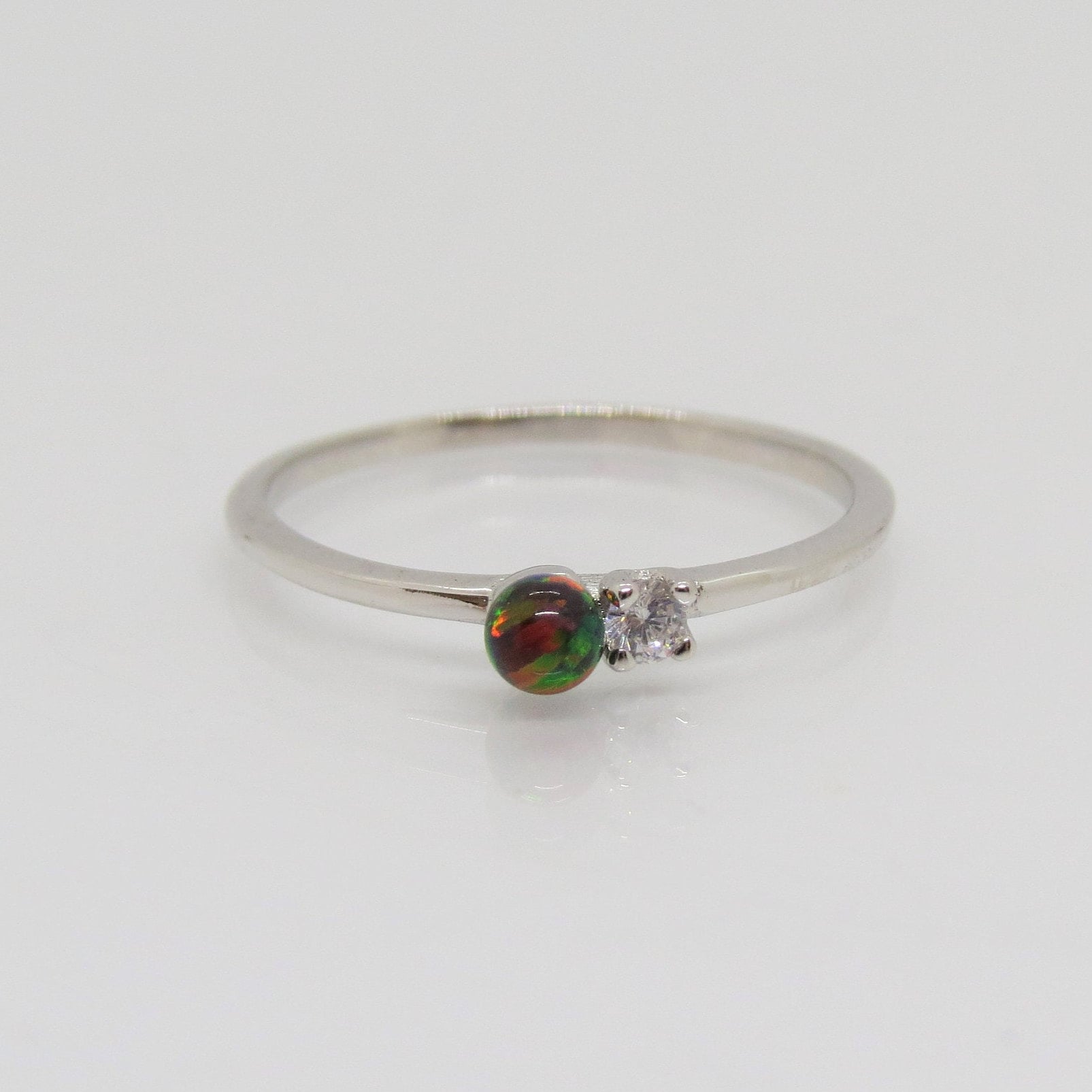 Vintage Sterling Silber Schwarzer Opal & Weißer Topas Winzige Dünne Band Ring Größe 6 von wandajewelry2013