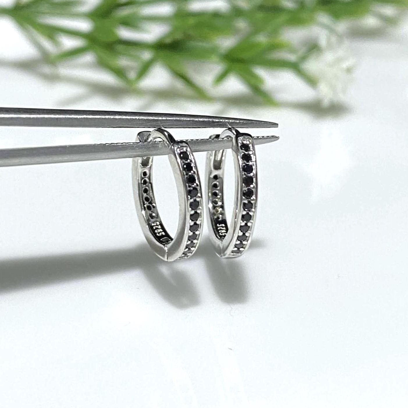 Vintage Sterling Silber Schwarzer Saphir Creolen 12.8 Mm von wandajewelry2013