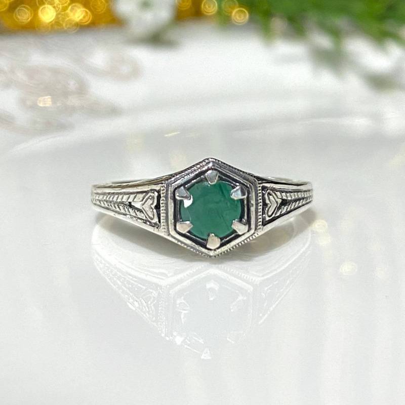 Vintage Sterling Silber Smaragd Filigraner Ring Größe 8 Vintage Sterling Silber Smaragd Filigraner Ring Größe 8 von wandajewelry2013