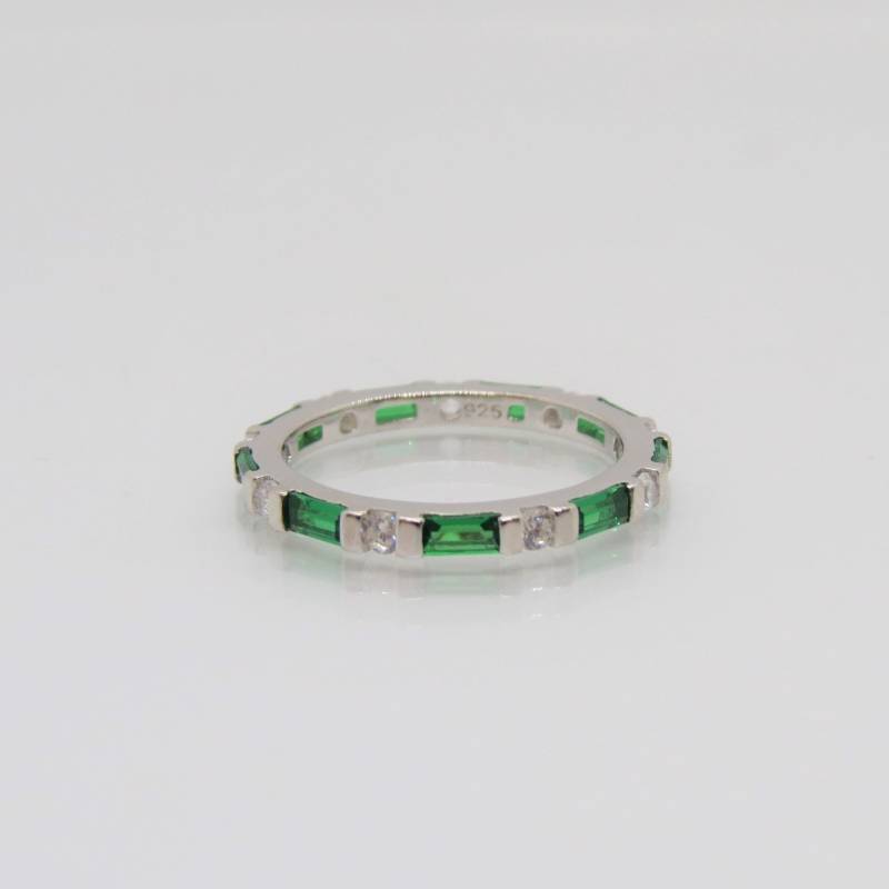 Vintage Sterling Silber Smaragd & Weißer Topas Eternity Bandring Größe 8 Vintage Sterling Silber Smaragd & Weißer Topas Eternity Bandring Größe 8 von wandajewelry2013