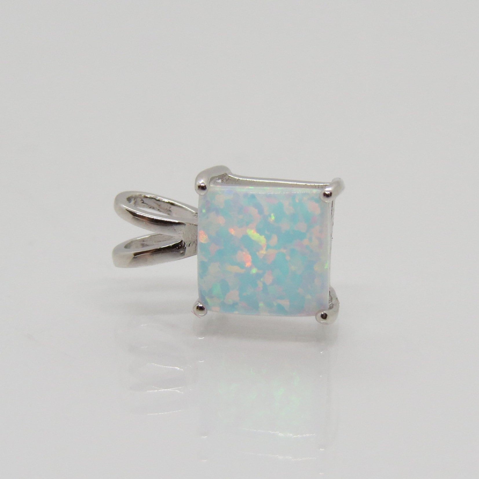 Vintage Sterling Silber Square Cut Weißer Opal Charm Anhänger von wandajewelry2013
