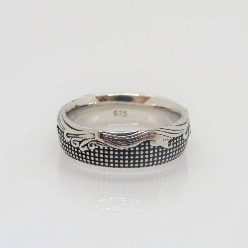 Vintage Sterling Silber Swirly & Carved Dots Band Ring Größe 7 von wandajewelry2013