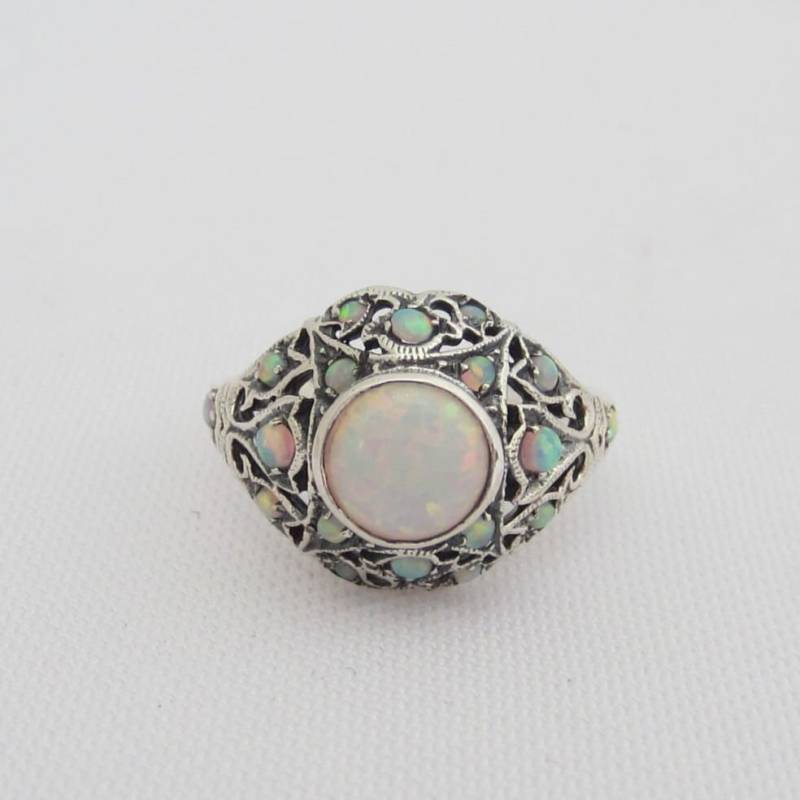 Vintage Sterling Silber Weiß Opal Cluster Filigrane Ring Größe 7 Vintage Sterling Silber Weiß Opal Cluster Filigrane Ring Größe 7 von wandajewelry2013