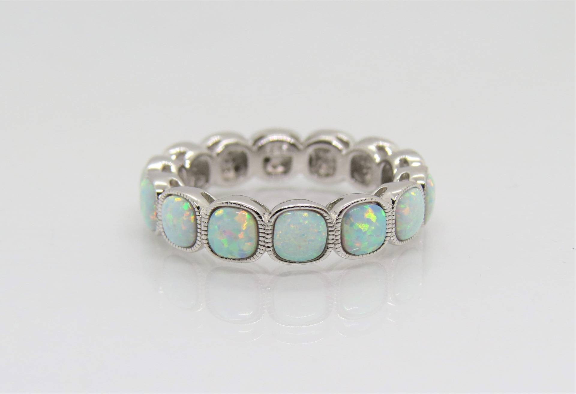 Vintage Sterling Silber Weiß Opal Eternity Bandring Größe 8 von wandajewelry2013