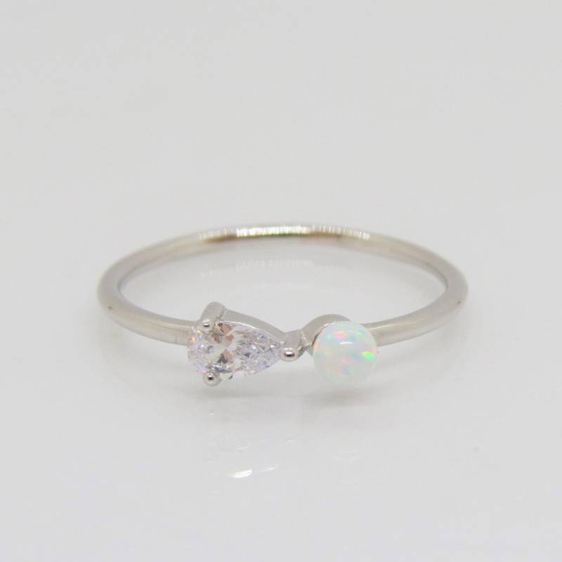 Vintage Sterling Silber Weißer Feueropal & Topas Kleiner Dünner Ring Größe 7 von wandajewelry2013