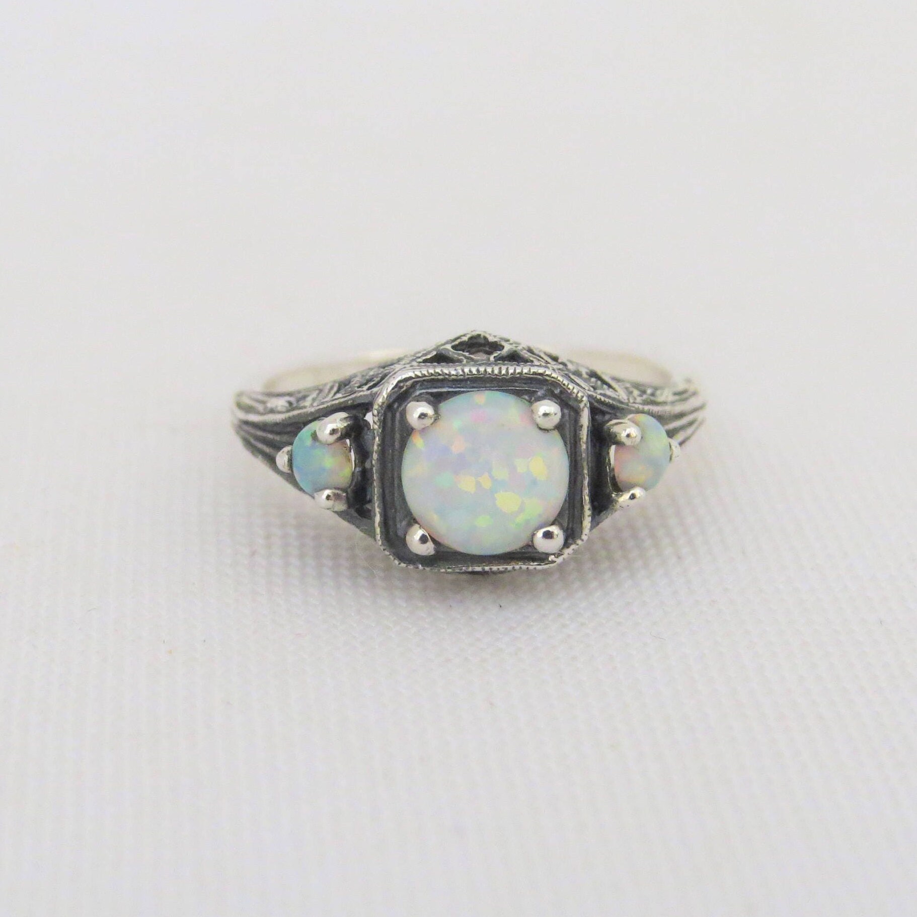 Vintage Sterling Silber Weißer Opal Drei Stein Filigran Ring Größe 6 von wandajewelry2013