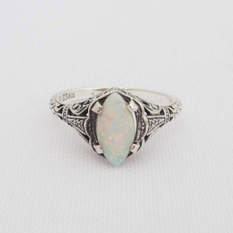 Vintage Sterling Silber Weißer Opal Filigran Ring Größe 8 von wandajewelry2013