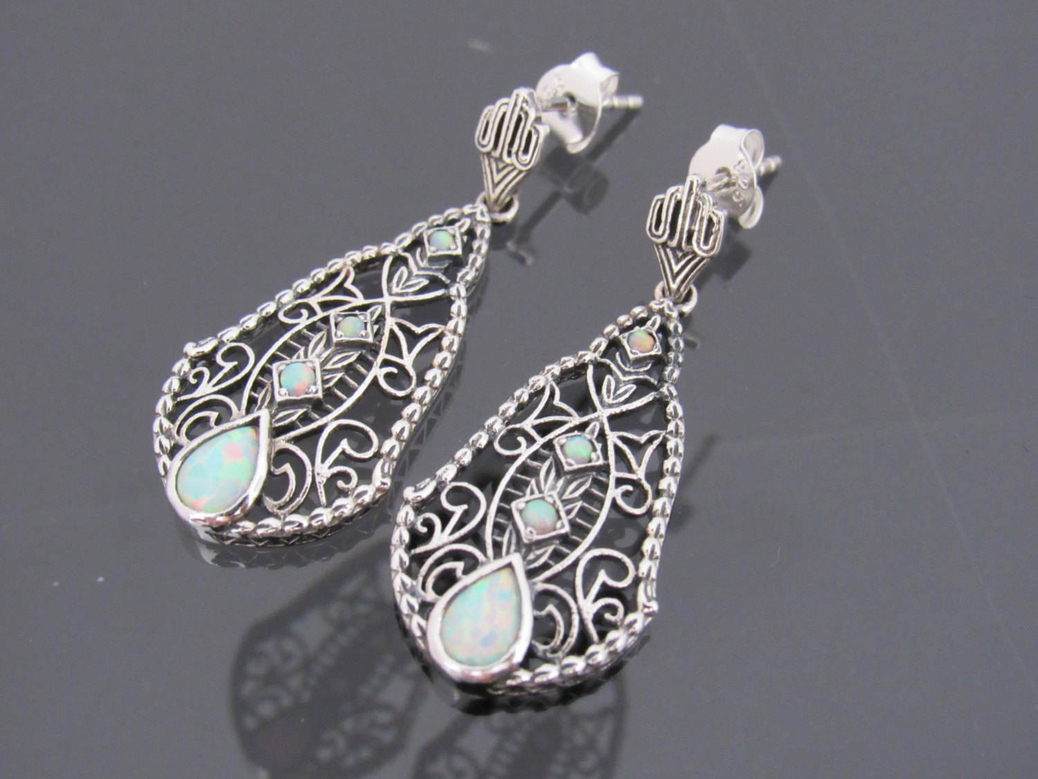 Vintage Sterling Silber Weißer Opal Filigrane Ohrringe von wandajewelry2013