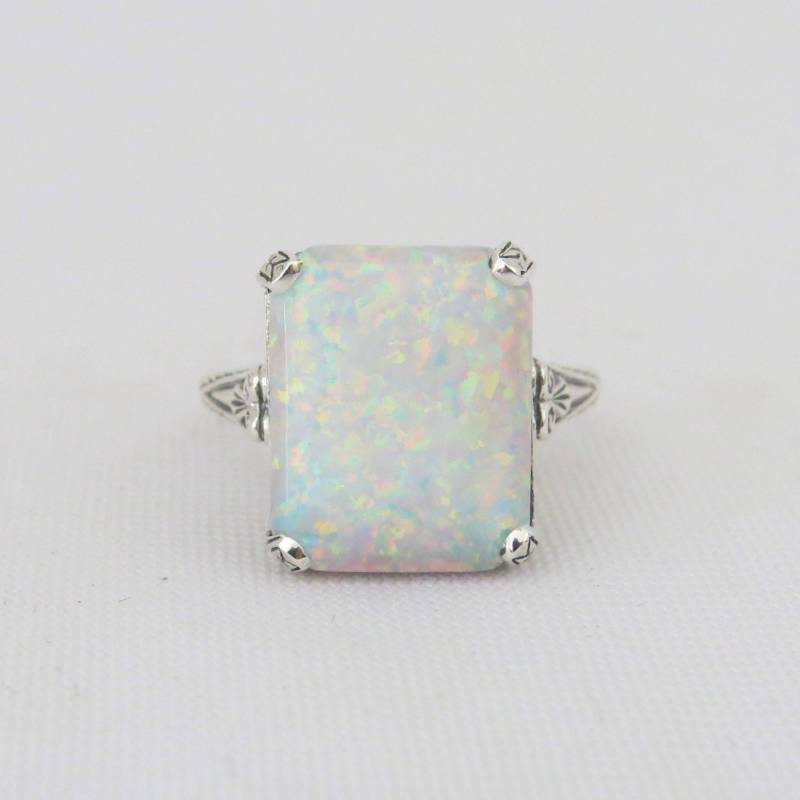 Vintage Sterling Silber Weißer Opal Filigraner Ring Größe 7 Vintage Sterling Silber Weißer Opal Filigraner Ring Größe 7 von wandajewelry2013